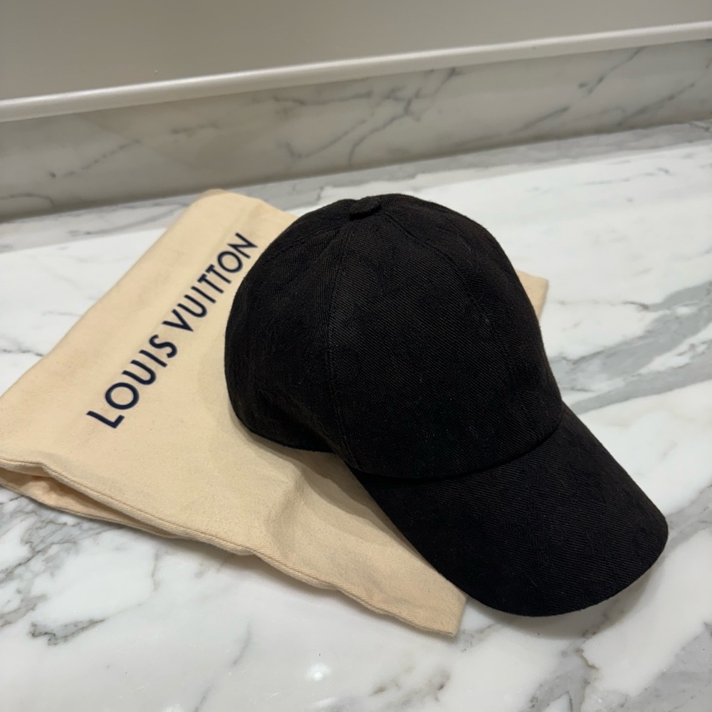 Louis Vuitton Monogram Essentials hat